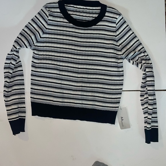 Black and grey light weight sweater - Picture 1 of 3